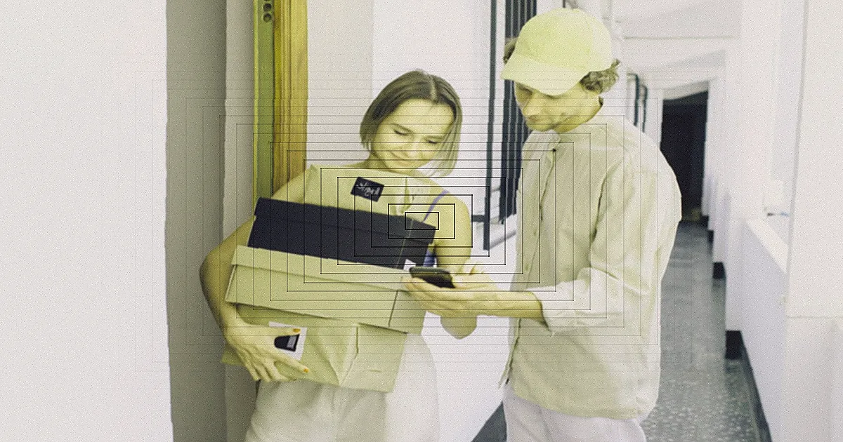 Business partners organizing inventory in an online store setup with clothes and boxes. — Foto: Kampus Production / Pexels