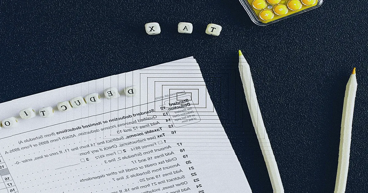 Illustration of modern computer and documents with cash and arrow up showing increase of incomes against blue background — Foto: Monstera Production / Pexels