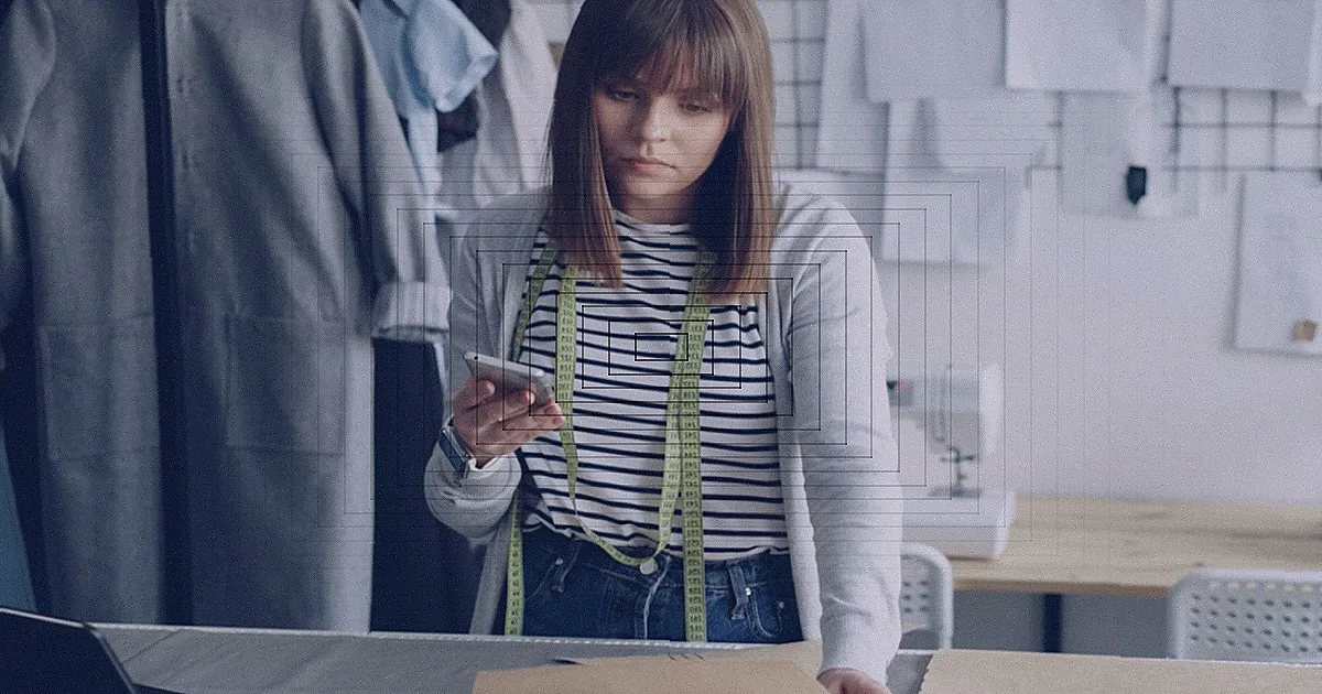 Young woman browsing skirts on hangers in a fashion boutique. — Foto: Vitaly Gariev / Pexels