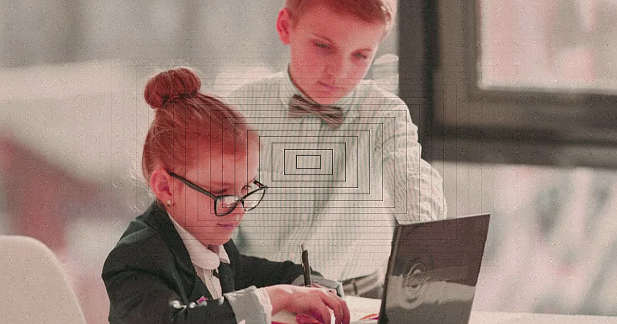 From above of crop confident African American female teacher sitting in classroom and teaching multiethnic pupils remotely on laptop during coronavirus pandemic — Foto: Katerina Holmes / Pexels