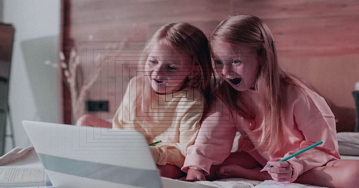 Teacher using laptop for virtual lesson with female student on screen in classroom setting. — Foto: Max Fischer / Pexels