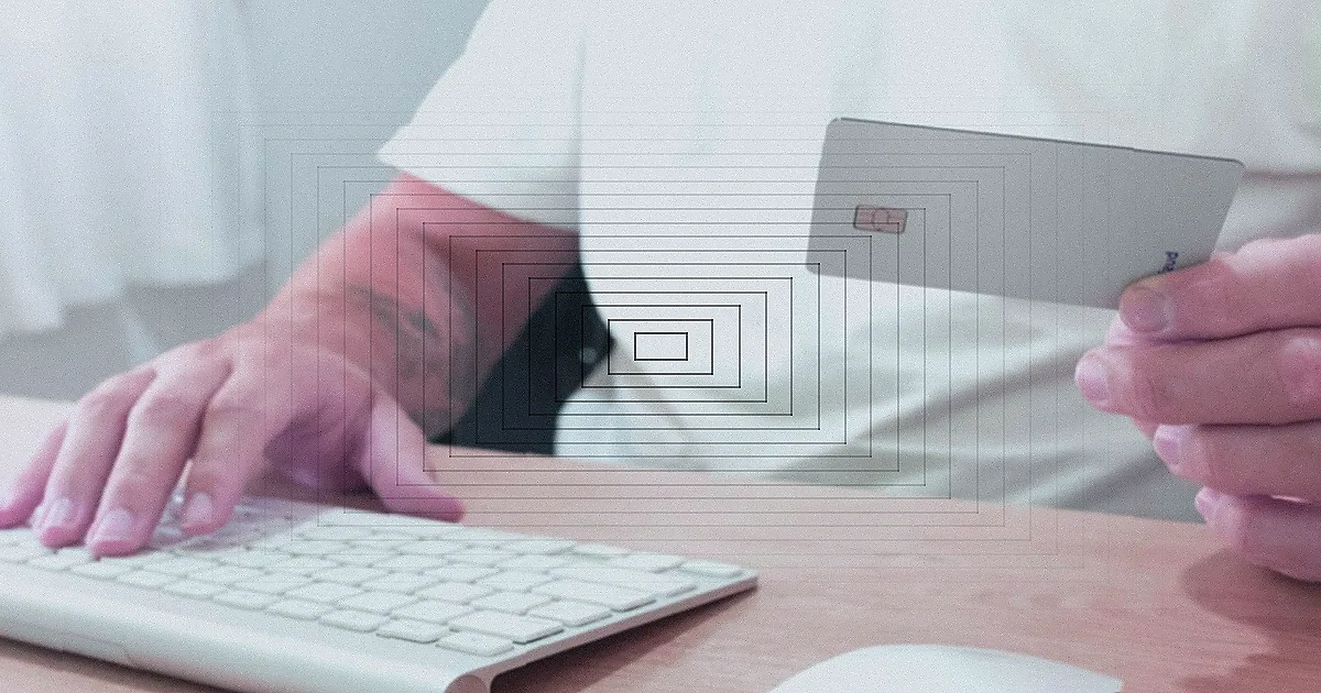 A person using a laptop to browse stock photo websites. Freelancing work in a cozy setting. — Foto: SHVETS production / Pexels